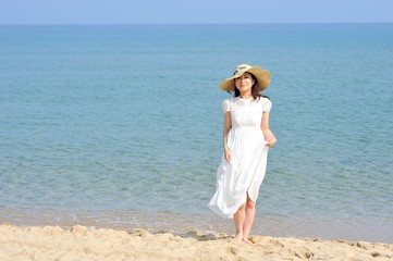 Fototapeta na wymiar 日本のビーチと白いドレスの女性