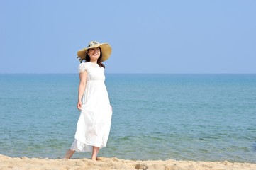 日本のビーチと白いドレスの女性