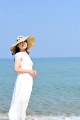 白いワンピースと麦わら帽子を被ったアジア人の美しい女性と夏の海 Wall Mural Beeboys