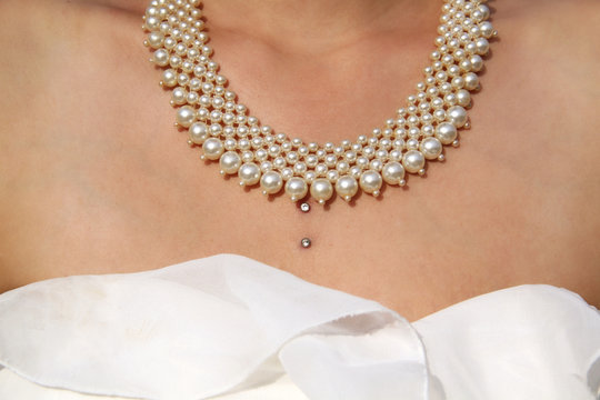 Dekoltee mit Schmuck
