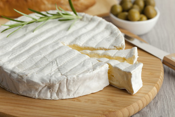 Fresh Brie cheese - obrazy, fototapety, plakaty