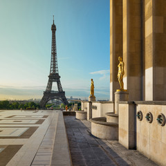 Trocadero and Eiffel Tower at sunshine. Paris, France. - obrazy, fototapety, plakaty