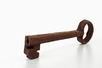 Verrostete Schlüssel auf weißem Untergrund