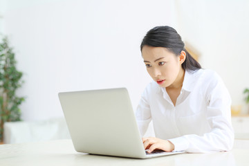 パソコンを前に困る若い女性