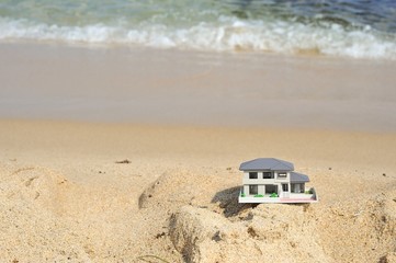 海と砂浜と住宅の模型