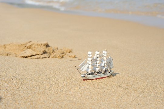 砂浜と船