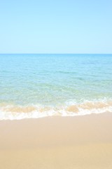 Fototapeta na wymiar 透明な水のビーチ