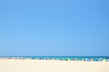 夏のビーチと海水浴