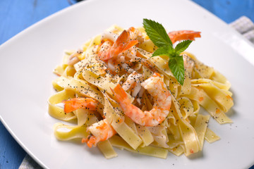 fettuccine con gamberoni