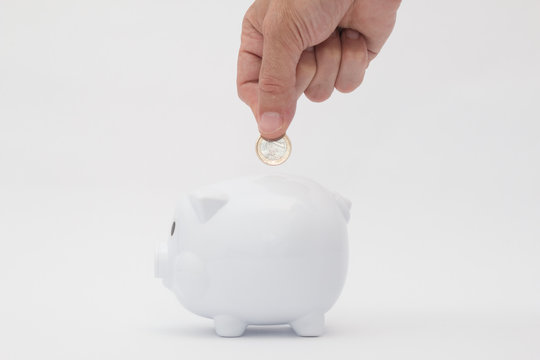 Hucha cerdito con mano echando dinero