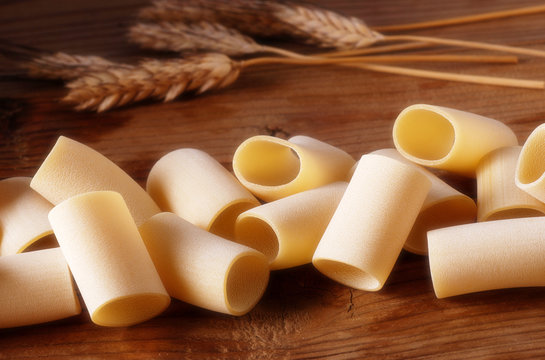 paccheri di semola di grano duro, tradizionale pasta napoletana