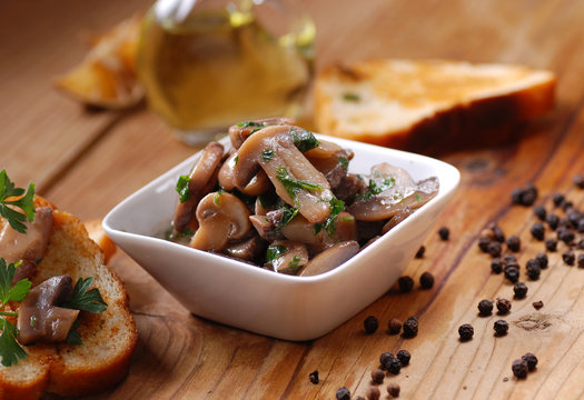 funghi champignon trifolati al vino bianco
