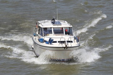 Motorboot auf dem Rhein