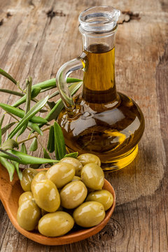 Fresh olives olive oil