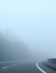 Landstraße einsam im Nebel