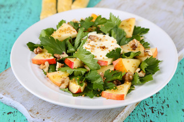 Green salad with apples, walnuts and cheese