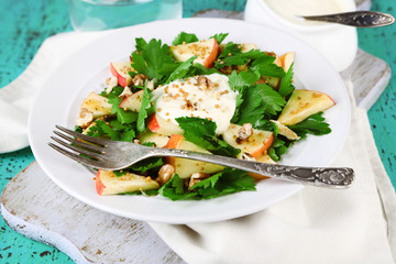 Green salad with apples, walnuts and cheese