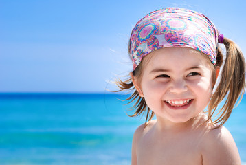 Bimba al mare che sorride