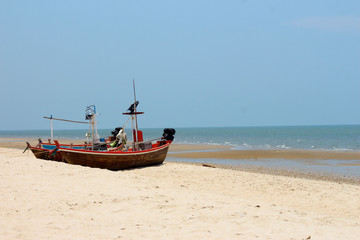Fototapeta na wymiar Fishing boat the sand sea beach.