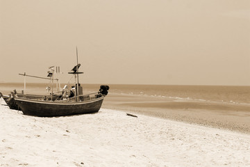 Obraz premium Fishing boat the sand sea beach.