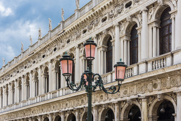 Fototapeta na wymiar Venezianische Laterne vor dem Dogenpalast