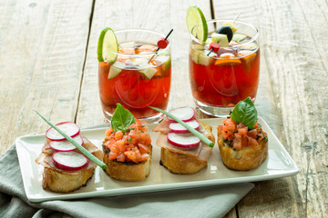 bruschetta et verres de sangria rouge
