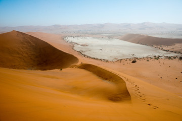 Fototapeta na wymiar Ascension de Crazy Dune en Namibie