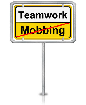 Ortsschild mit Teamwork und Mobbing, freigestellt