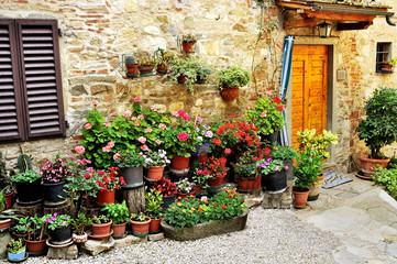 Fototapeta na wymiar Alley with flowers in Italy