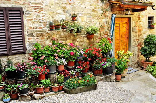 Fototapeta Aleja z kwiatami we Włoszech