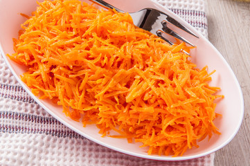 Carote crude grattugiate in insalata