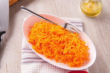 Carote crude grattugiate in insalata