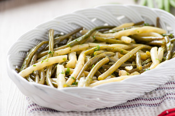 Fagiolini verdi e gialli cotti conditi in insalata