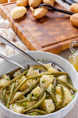 Insalata di fagiolini verdi e patate nell’insalatiera