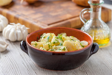 Patate lessate in insalata nel coccio
