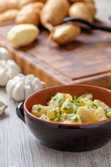 Patate lessate in insalata nel coccio