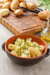 Patate lessate in insalata nel coccio