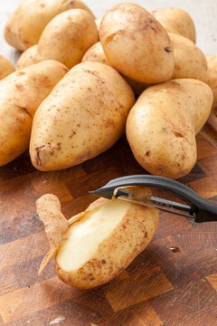 Patate novelle sul tagliere