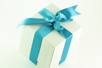 Pacchetto regalo bianco con fiocco azzurro