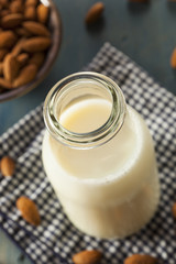 Obraz na płótnie Canvas Organic White Almond Milk