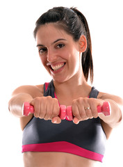 Joven mujer entrenando sujetando pesas de gimnasio.