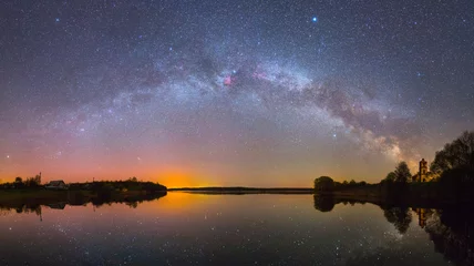 Foto op Plexiglas Heldere Melkweg over het meer & 39 s nachts (panoramische foto) © Viktar Malyshchyts