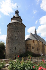 Fototapeta na wymiar tour de l'horloge et chapelle du château de Châteaugiron
