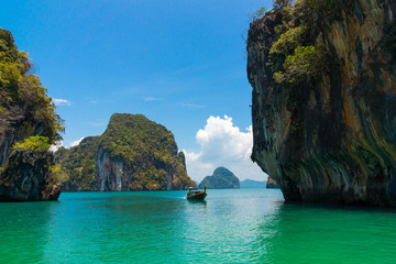 Fototapeta premium Traditional longtail boat near tropical island