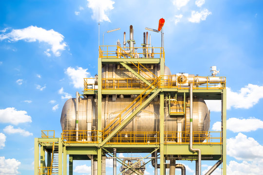Deaerator heat exchanger or boiler feedwater for thermal power plant. Industrial tank and feed pump for chemical treatment, control system, calculation of temperature, steam pressure and water level.