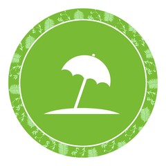Parasol de plage dans un panneau vert