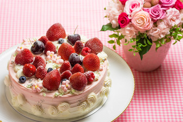 ケーキとバラの花