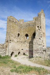 Руины средневековой башни. Генуэзкая крепость в Феодосии