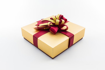 Obraz premium Gold and brown gift box with ribbon bow.