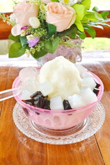 ice pushes to add soft drinks Summer drink in the cup, add ice